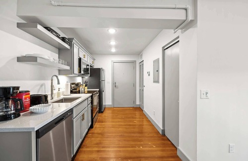 Downtown Louisville Apartment | Chic and Comfy Unit w/Free Parking | Medical District