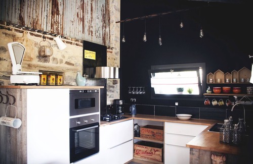 Martigne-Ferchaud Cottage | CHIC AND COSY FARMHOUSE. spacious and private gardens.