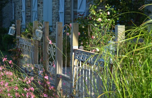 Martigne-Ferchaud Cottage | CHIC AND COSY FARMHOUSE. spacious and private gardens.