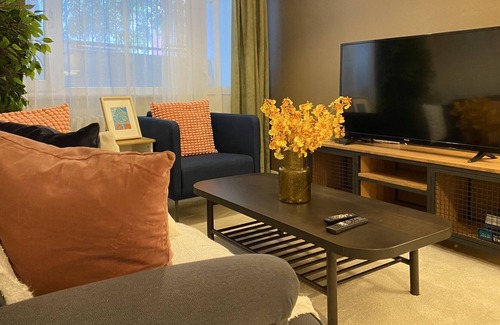 Osmanbey Apartment | Chic and Roomy Flat Near City's Nisantasi Mall