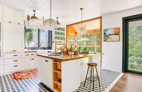 Montauk House | Chic and secluded Montauk retreat with designer interiors, lush outdoor.