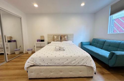 Los Angeles House | Chic and Secure Private room in modern home 6