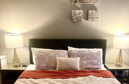 Chandler Apartment | Chic and Stylish 1 bed & bathroom Apartment - WiFi, AC, Laundry, kitchen, piano