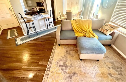 Chandler Apartment | Chic and Stylish 1 bed & bathroom Apartment - WiFi, AC, Laundry, kitchen, piano