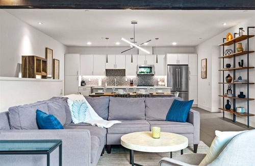 Palm Springs House | Chic and Stylish at The Riv