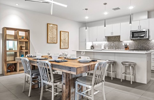 Palm Springs House | Chic and Stylish at The Riv
