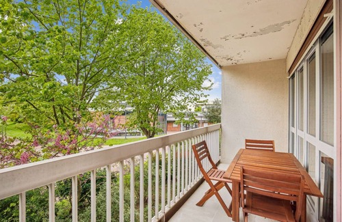 Cergy Apartment | Chic apart with balcony and parking
