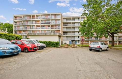 Cergy Apartment | Chic apart with balcony and parking
