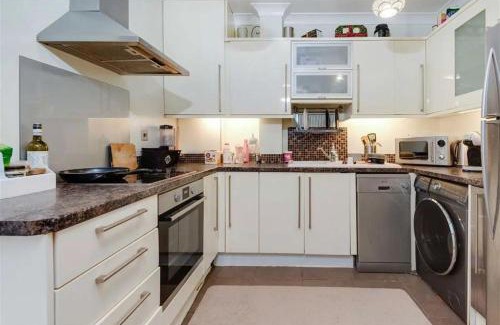Paddington Apartment | Chic Apartment in Hyde Park