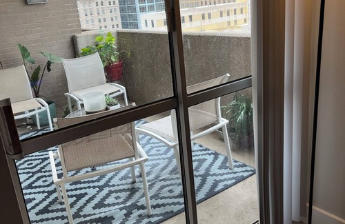 Downtown Dallas Apartment | Chic Apartment with a view