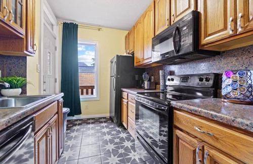 West Central Apartment | Chic Apt 5 blocks from Downtown w/Parking