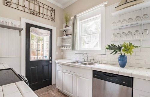 Historic Downtown Savannah House | Chic, Artisan Cottage | Near Forsyth Park