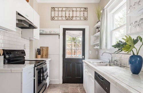 Historic Downtown Savannah House | Chic, Artisan Cottage | Near Forsyth Park