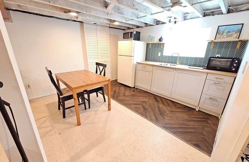Leschi Apartment | Chic Basement in Seattle - Very Close to I-90