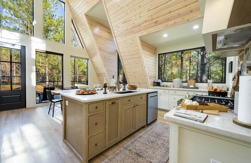 Hochatown Cabin | Chic Cabin Retreat/ScenicViews Ambiance & Modern Amenities/Lake/Hot Tub/Fire Pit