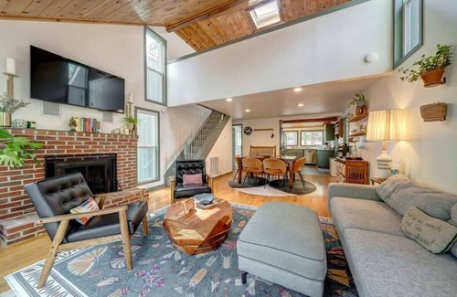 The Woods Cabin | Chic Cabin with 3 Kings, Privacy & Pool Access