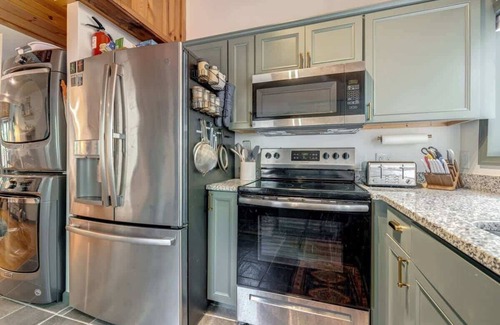 The Woods Cabin | Chic Cabin with 3 Kings, Privacy & Pool Access