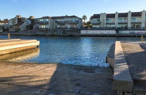 Corpus Christi Condo | Chic Canal-Front Getaway | Dock & Bay Access | Walk to Dining & Mins to Beach