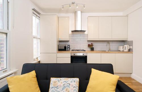 Coldharbour Apartment | Chic & Central Brixton 1-Bed for 4