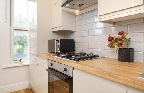 Coldharbour Apartment | Chic & Central Brixton 1-Bed for 4