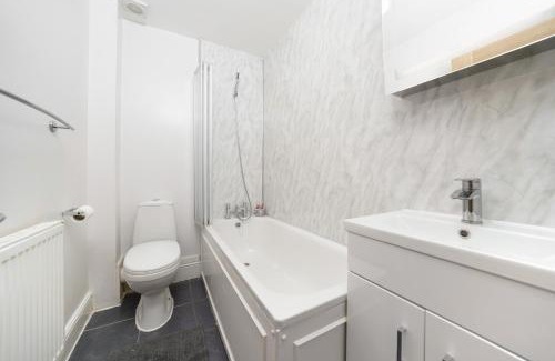 Coldharbour Apartment | Chic & Central Brixton 1-Bed for 4