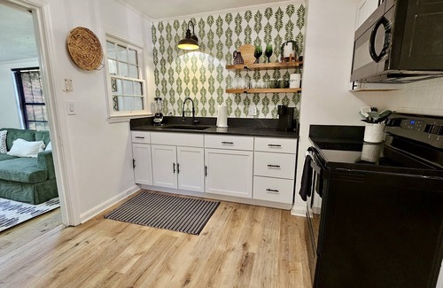 Valdosta Cottage | Chic Central Cottage- Wood Floors, Fireplace, Game Room & Firepit- Pet Friendly