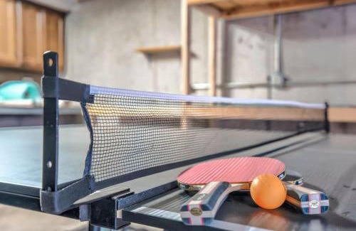Cascade-Chipita Park Ski Chalet | Chic chalet w/hot tub, ping-pong, arcade bball