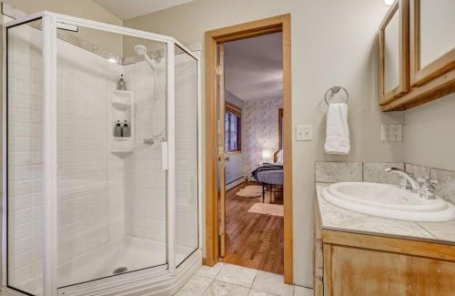 Cascade-Chipita Park Ski Chalet | Chic chalet w/hot tub, ping-pong, arcade bball