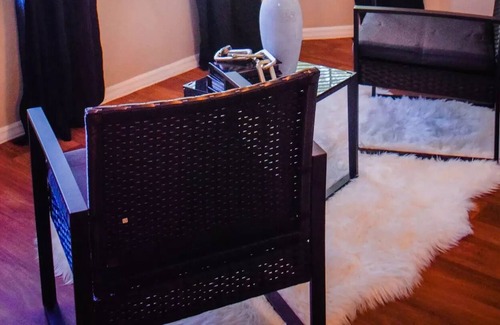 East Forest Apartment | Chic & Charming ~ Queen Bed ~ Pool ~ Gym ~ Parking