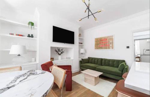 Chelsea Apartment | Chic Chelsea Apartment Steps from Kings Road