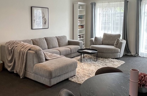 Unley Apartment | Chic City Fringe 2 Bedroom Apartment with Free Parking