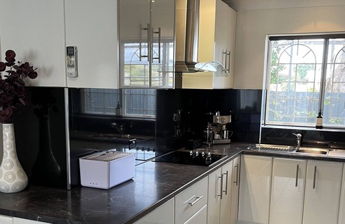 Unley Apartment | Chic City Fringe 2 Bedroom Apartment with Free Parking