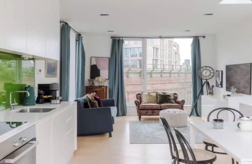 Cathedrals Apartment | Chic City Retreat by Borough Market