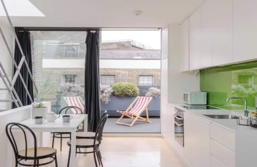 Cathedrals Apartment | Chic City Retreat by Borough Market