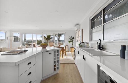 Dee Why House | Chic Coastal 1-Bedroom Home with Balcony & BBQ