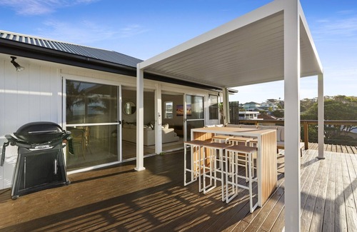 Dee Why House | Chic Coastal 1-Bedroom Home with Balcony & BBQ