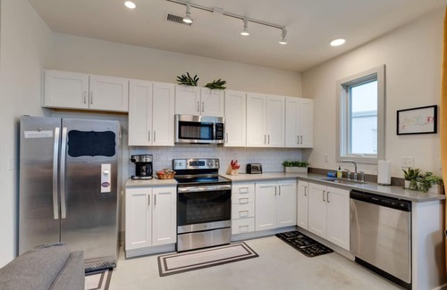 South Nashville Condo | Chic Condo: 2mi to Downtown, Sleeps 8+, by Geodis
