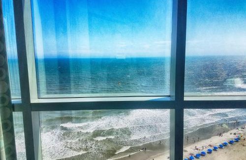 Downtown Myrtle Beach Apartment | Chic condo w hot tub & oceanview balcony