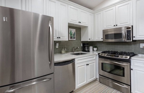 Downtown Palm Springs Condo | Chic Condo with Rooftop Deck & Private Pool - Caballeros