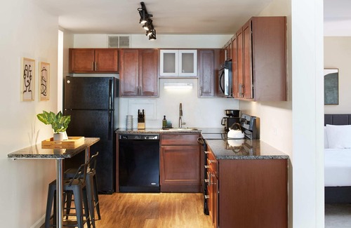 Streeterville Apartment | Chic Corner 2BR in Streeterville | Roof Deck | Lake Views