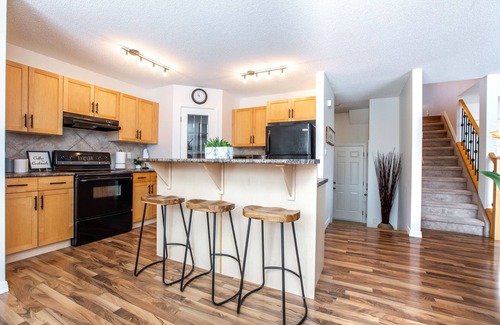 West Edmonton House | Chic&Cozy 3BHome|King Bed|Large Patio|Mins to WEM