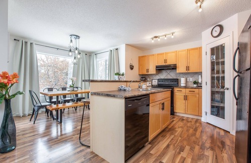 West Edmonton House | Chic&Cozy 3BHome|King Bed|Large Patio|Mins to WEM