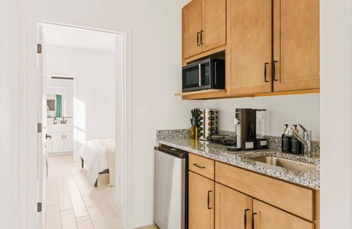 Phoenix House | Chic & Cozy Guest Suite