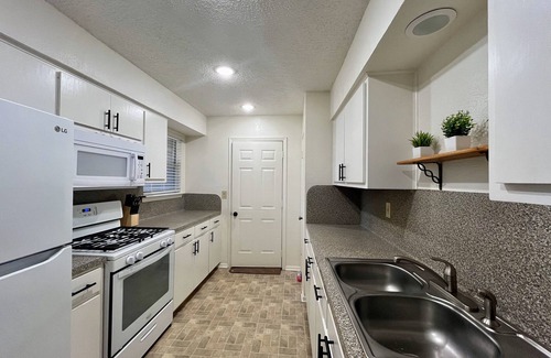 Brushy Creek House | Chic &Cozy House, Outdoor Patio with golf put, king & queen beds & travel crib