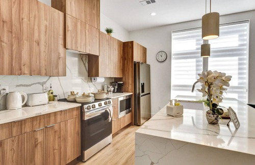 Dallas Apartment | Chic Dallas 2BR w/ Rooftop & Ensuite Comfort
