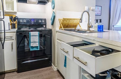 Allandale Apartment | Chic Deluxe Studio | Pet Friendly | 10 min to DT