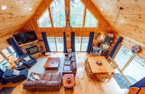 Oakland House | Chic Dog Friendly Mountain Retreat w/Hot Tub
