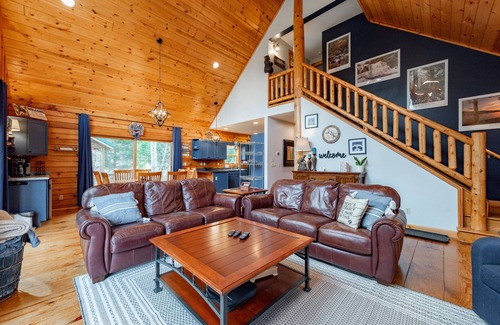 Oakland House | Chic Dog Friendly Mountain Retreat w/Hot Tub
