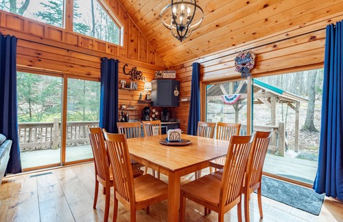 Oakland House | Chic Dog Friendly Mountain Retreat w/Hot Tub
