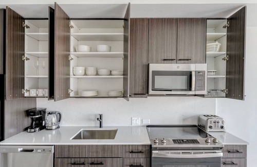 Waller Creek District Apartment | Chic Downtown 1BR w/Pool & Gym, close to Restaurants, by Blueground